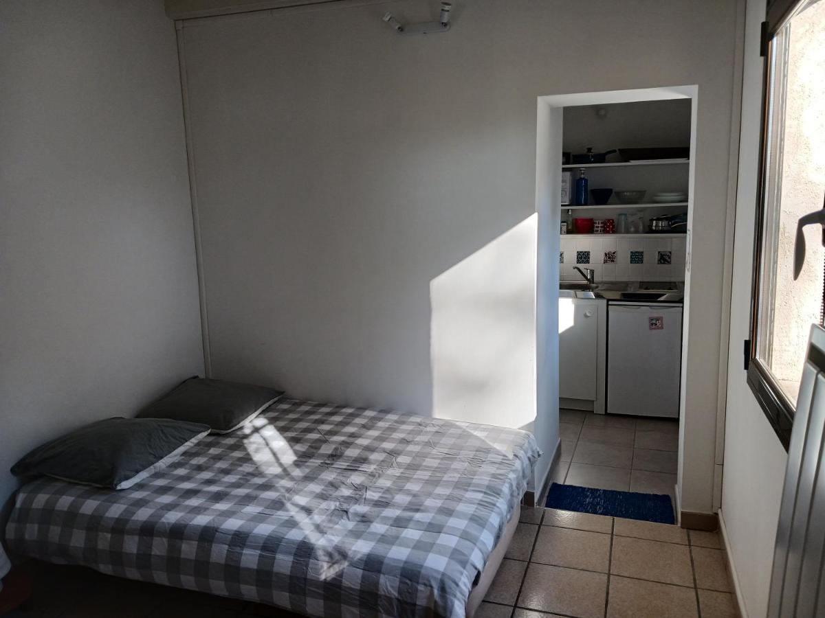Studio Charmant Et Calme Villeneuve Les Avignon Entree Et Cour Independantes Climatisation Piscine Parking 外观 照片