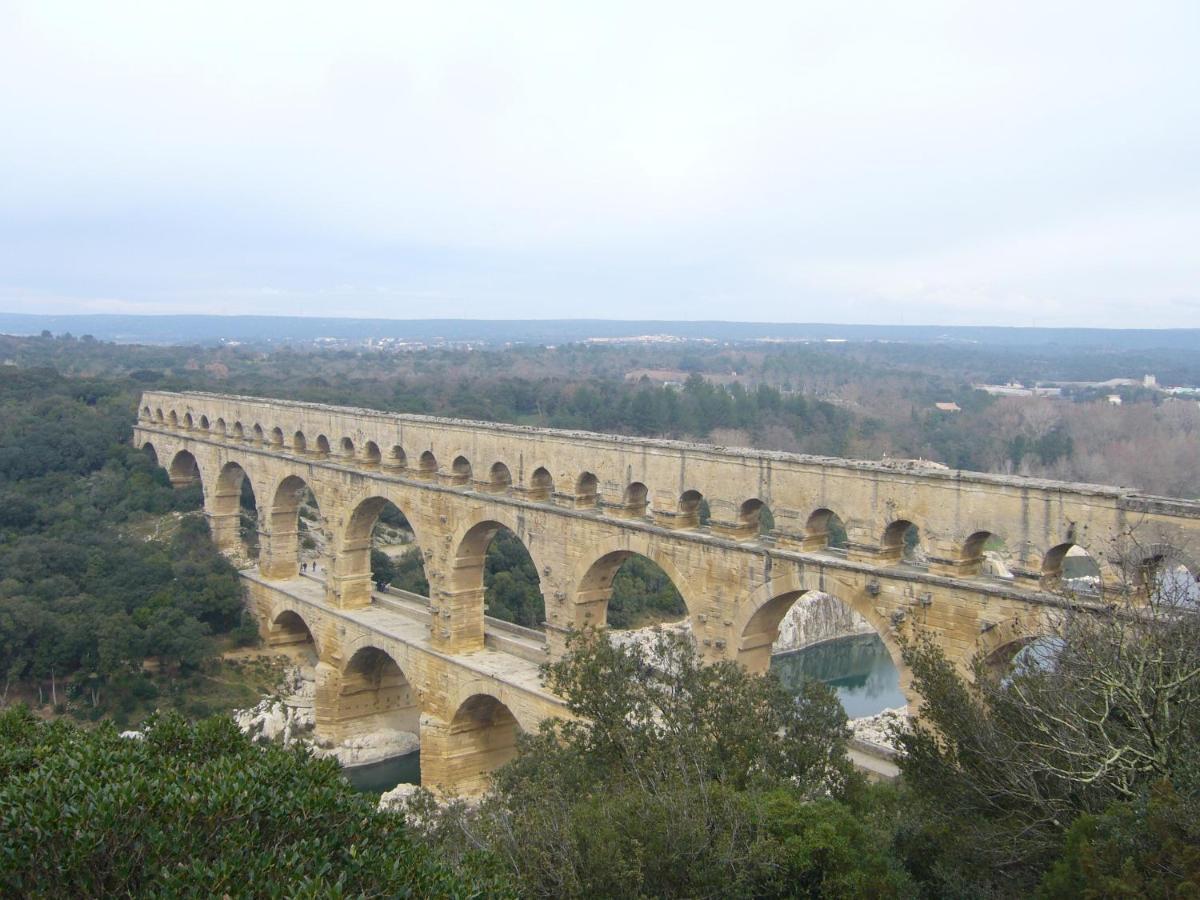 Studio Charmant Et Calme Villeneuve Les Avignon Entree Et Cour Independantes Climatisation Piscine Parking 外观 照片